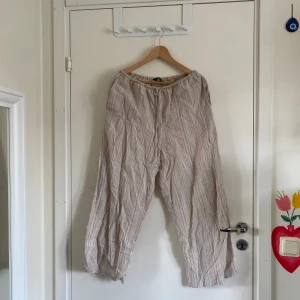 Linnebyxor - Snygga, randiga linnebyxor från ASOS. Uppsydda så de passar nån sor ganska kort 
