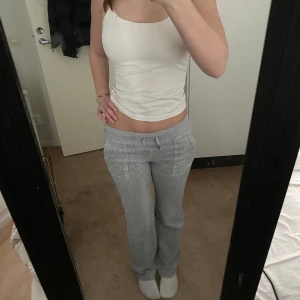 Gråa juicy byxor - Jätte sköna byxor från juicy couture köpta för 1200  Storlek xs  Jag är 167 cm lång Skriv om du har nån fråga❤️