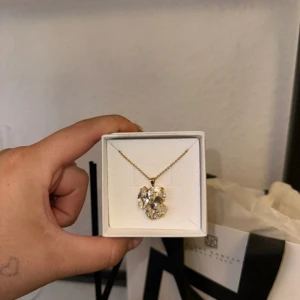 Halsband Caroline svedbom - Superfint halsband från Caroline Svedbom. Aldrig använt. Från Jolie kollektionen. Slutsålt. Mitt pris: 750. Priset är jag öppen för att diskutera vid en snabb enkel affär.