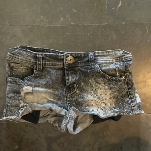 Coola slitna shorts med stenar - Så cool. Korta shorts men lagom korta. Storlek s men passar perfekt. Jag brukar ha xs. Inga defekter. 