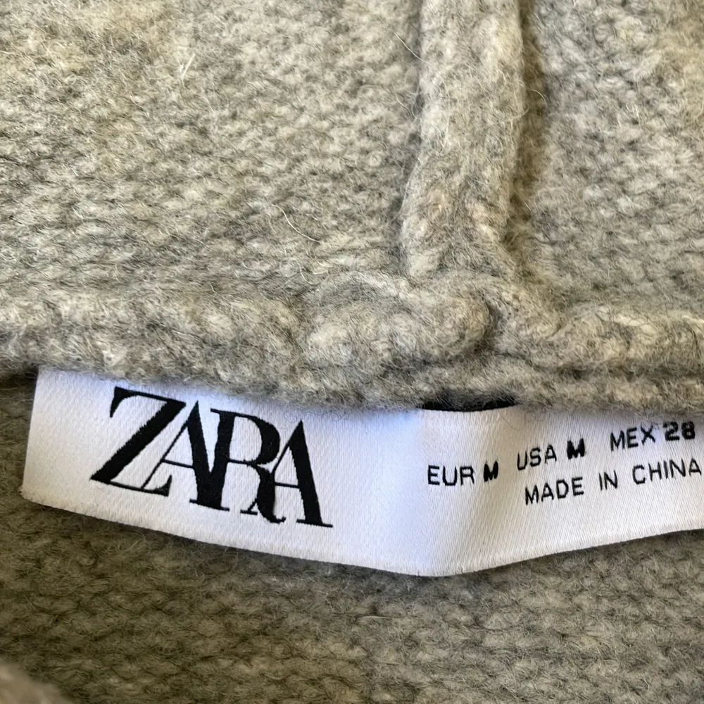 Jag säljer min tröja från zara, den är varm och mycket snygg men den kommer tyvärr inte så mycket till användning. Inte haft den så länge så den är i ett bra skick.skulle säga att den passar på en i st S. Köptes för 500 ❤️. Hoodies.