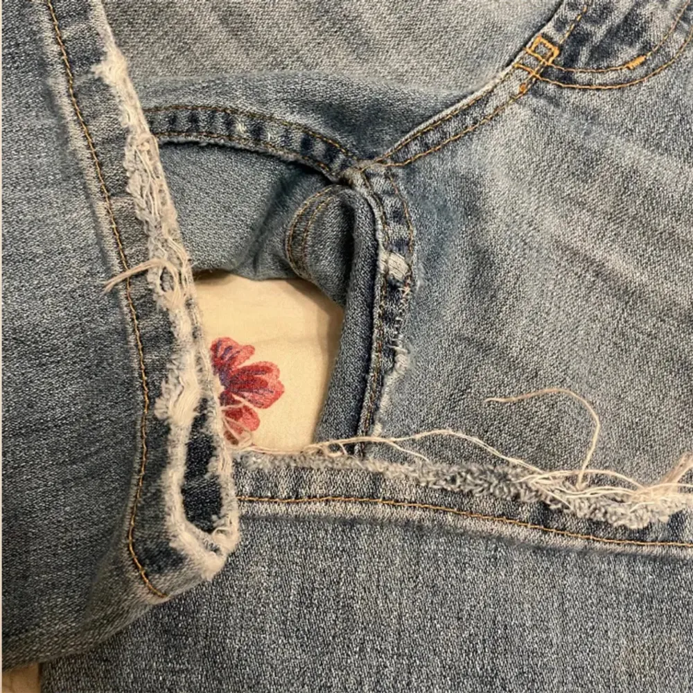(Lånade bilder) säljer nu dessa jeansen som är köpta här på Plick, men säljer de nu då de va lite stora och inte satt så bra💕 priser kan diskuteras och hör av er vid  frågor mm💕💞 egna bilder kan fixas. Jeans & Byxor.