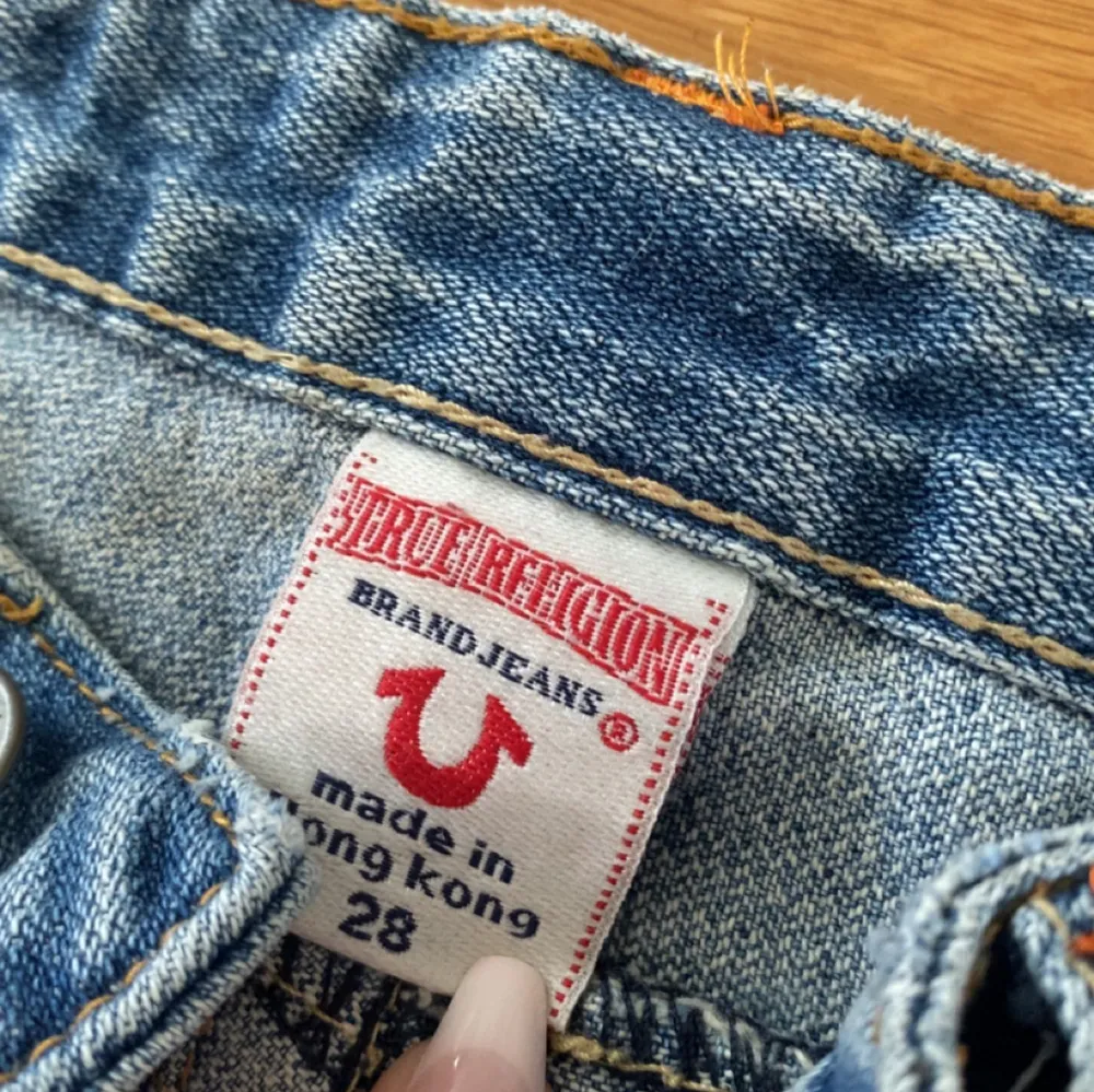 inside length size:83 cm waist: 40 cm missing one button on back pocket (i can meet up if you live within stockholm only  just so that you don’t have to pay for the delivery fee and will get the package sooner :). Jeans & Byxor.