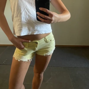 Gula denim shorts med spets - Så fina och unika. Pastellgula med spetsdetaljer och sitter såååå skönt. Jag brukar ha storlek xs. Inga defekter. 