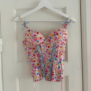 Korsett - Så fin blommig vintage korsett köpt i köpenhamn. Skulle säga att den är stl xs med b/c-kupa.