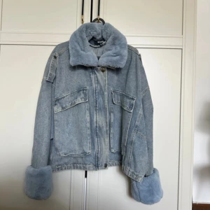 Jeansjacka med päls - Använd ett fåtal gånger, sitter som en M skulle jag säga!