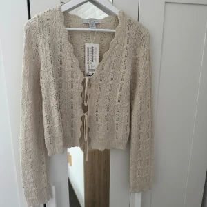 Trendig cardigan - Såå fin cardigan från new yorker som är helt ny med prislappen kvar! Jag har tappat bort kvittot kan därför inte returnera! Färgen är beige, ljusare än vad det förekommer på bild! 