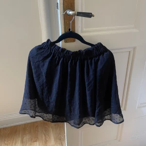 Svart kjol - Kort svart mönstrad kjol som passar perfekt nu till sommaren! Luftig och bekväm! Nyskick. Säljer likadan vit