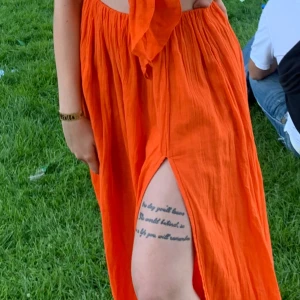 Kjol - Säljer hela setet med topp och kjol längre ner i flödet, men utifall man endast vill ha ena plager lägger jag ut dem var för sig. Kjolen är i stl S från Gina. Inget slitage och är i fint skick. 