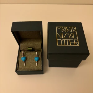 Single Love örhängen - Säljer dessa single love örhängen i silver med turkos från Maria Nilsdotter. Väldigt eftertraktade och finns inte kvar😍🙏🏼 (INGA BYTEN)