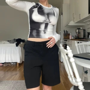 Y2k topp - Aldrig använd långärmad tröja med kvinnokropps motiv, otroligt skön😤💘