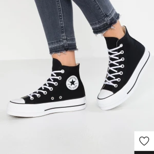 Converse Chuck Taylor All Star  High - ”Platå”-version av klassiska Converse. Använda ca 10 gånger.  Mjuk och skön innersula. Mycket fint skick.  Nypris ca 995 kr