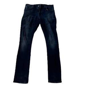 ‼️Trendiga Nudie jeans. Inga defekter! Som nya! Storlek 31W 32L. Kom privat för fler bilder, prisförslag och frågor. Mitt pris endast 390! nypris på ca 2000. Bättre pris hittar du inte!!🤝