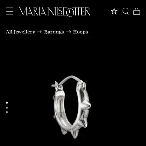 Maria nilsdotter spike earring (endast 1) i storlek large (den stora som syns bild 3) - 925 silver Finns ej att köpa längre, nypris va ca 2500-3000kr (mini säljs för 2200kr). Pris kan diskuteras vid snabb affär💓