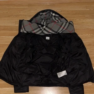 Burberry jacka storlek M  - Nyskick använt några månader bara
