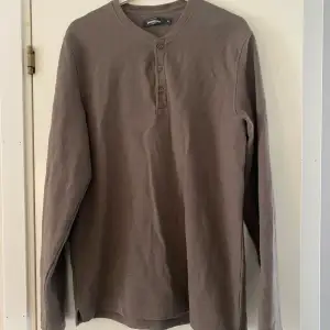 Stickad brun tröja från Dressman i storlek M. Tröjan är i mycket bra skick och endast använd ett fåtal gånger. 