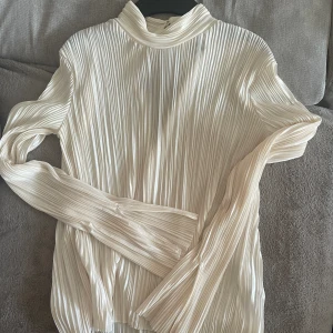 Blus - Super söt krämvit blus från gina. Funkar till allt, inga defekter.