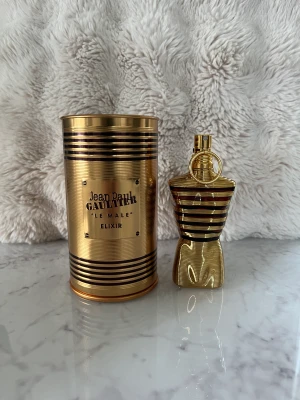Jean Paul Gaultier Le Male Elixir - Säljer nu min parfym som aldrig kommit till användning. Parfymen är äkta. Köpt på kicks. Välidigt trendig parfym just nu. Hör av er vid minsta fundering. 