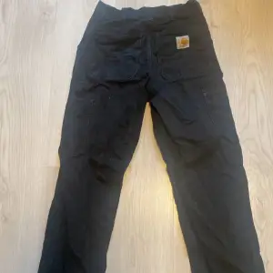 Carhartt cargo jeans i begagnat skick. Se slide 3 för defekt. Väldigt fräscha och stiliga. Pris är diskuterbart och mått kan frågas om 