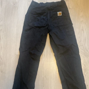 Carhartt Jeans - Carhartt cargo jeans i begagnat skick. Se slide 3 för defekt. Väldigt fräscha och stiliga. Pris är diskuterbart och mått kan frågas om 
