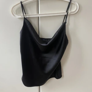 Fest topp - Festlig topp i silke  Toppen är i bra skick och är normal i storleken.