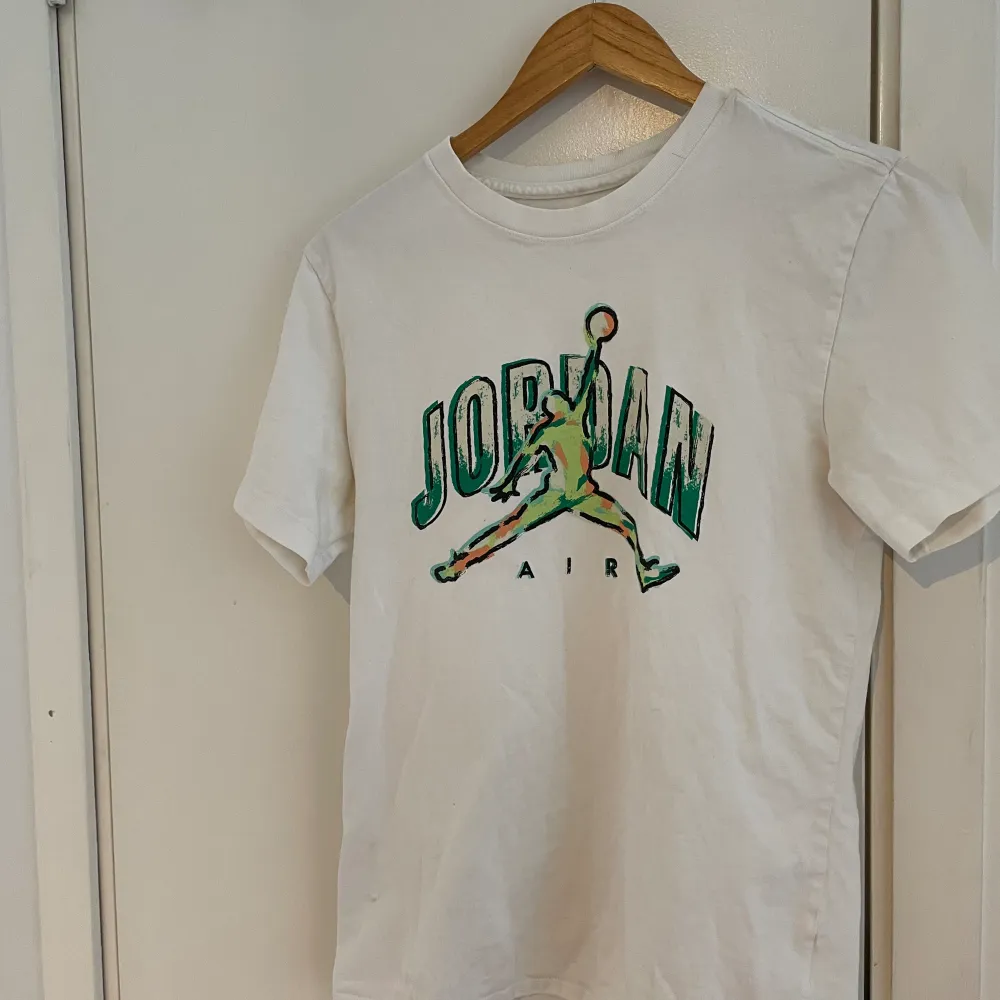 Säljer min killes jordan T-Shirt. T-shirts.