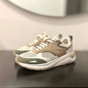 Hugo Boss skor, strl 36 - Hugo boss skor till dam i storlek 36.  Skorna är endast använda vid ett tillfälle och därför i nyskick. 