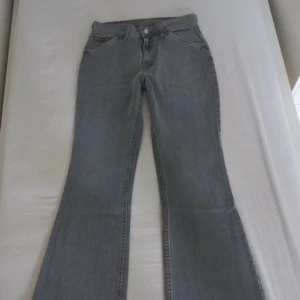 Gråa bootcut jeans  - Helt nya! Strl W31 L32 men väldigt små i storleken så skulle säga att det är mer om en W29🩵