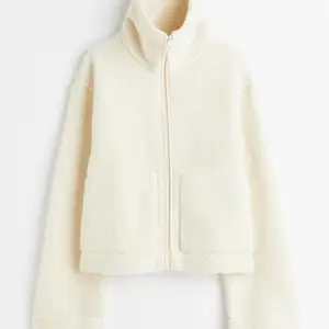 SÖKER denna vita Teddy jackan från hm i storlek xs. Får kosta 200-350 kr 💘