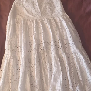 Långkjol i nyskick från Zara - Jättefin lång kjol från Zara. I nyskick. Det finns en underkjol så att den inte blir genomskinlig, kjolen stängs med en dold dragkjedja i sidan. Perfekt till sommarens fester. Storlek xs. Den är 87 cm lång.