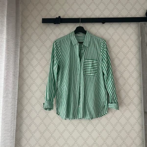 Skjorta - Relaxad fit S/M Unik  Nypris: 450kr
