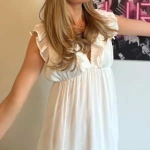 Klänning/studentklänning - Superfin klänning som passar perfekt till studenten, midsommar eller liknande. 