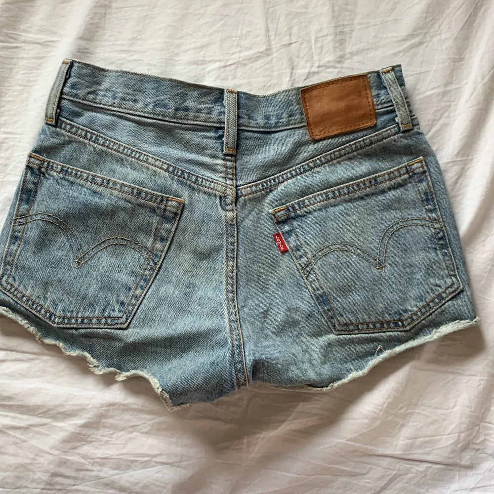 Perfekta jeansshorts till sommaren, finns inga storlekar skrivna men passar mig som brukar ha xs/s!! Skriv för fler bilder💗. Shorts.