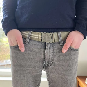 Stone island bälte  - Säljer detta riktigt snygga bältet från stone island säljer det för jag köpte precis ett nytt bälte och behöver inte det storlek 110cm men man kan göra det kort
