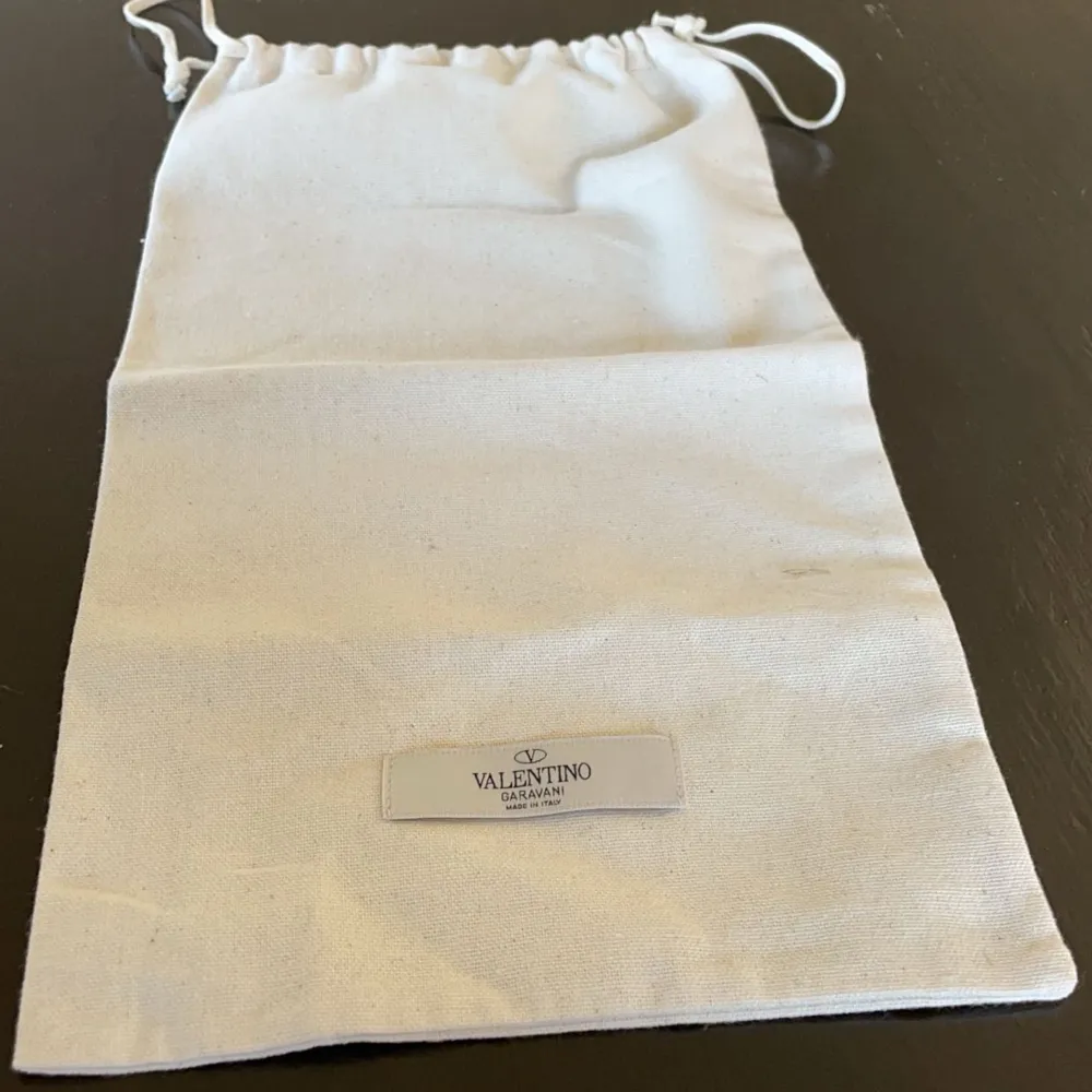 Tja säljer denna valentino dustbag som höjer värdet på dina valentino skor om du inte har något annat og eller saknar en dustbag etc.  Vid några frågor är det bara att kontakta via pm Priset är fast! //Mvh Simon. Övrigt.