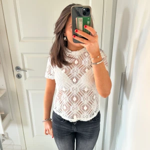 Topp från Zara - Intressekoll på min superfina topp ifrån Zara. Skulle säga att den typ är virkad. Den har även en liten krage. Jag skulle säga att storleken är xs/s. Så fin till sommaren💕 Kontakta mig om du har någon fråga🤗