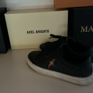 Axel arigato  - Säljer mina Axel arigatos.  Skick 9/10 Använd fåtal gånger, enkel att tvätta.  Sitter rätt i storlek.