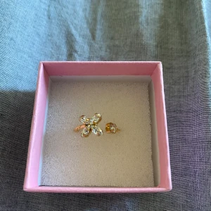 Ring  - Jag super min super fina ring från Caroline svedbom! Knapp använd, tyvärr så hittar jag inte original asken men visar en bild från hemsidan istället. Ringen är justerbar och passar alla! Nypris 595kr 