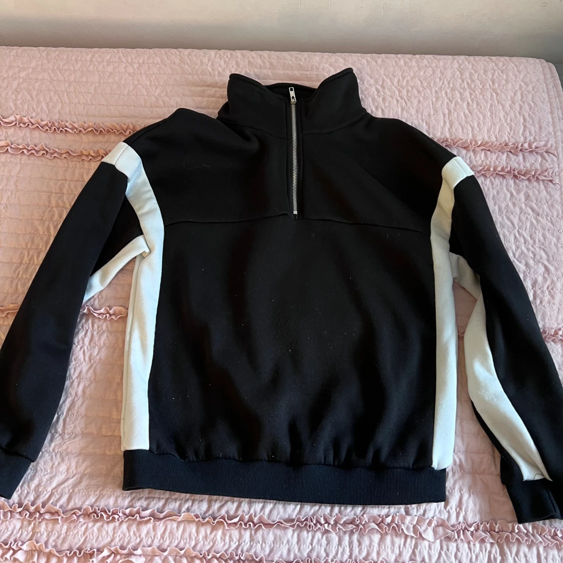 Svart och vid tröja