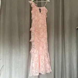 Säljer denna otroligt drömmiga balklänningen från Boohoo som är helt slutsåld i nästa alla storlekar. Säljer denna då den inte passade mig. Prislappen kvar å endast provad! Tryck på köp nu!✅💗💗