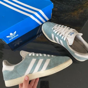 Adidas Gazelle  - Tjena! Säljer nu dessa snygga adidas gazelle skor🙌Orginal box och blåa snören tillkommer. Tveka inte på att höra av er mid minsta fundering. 