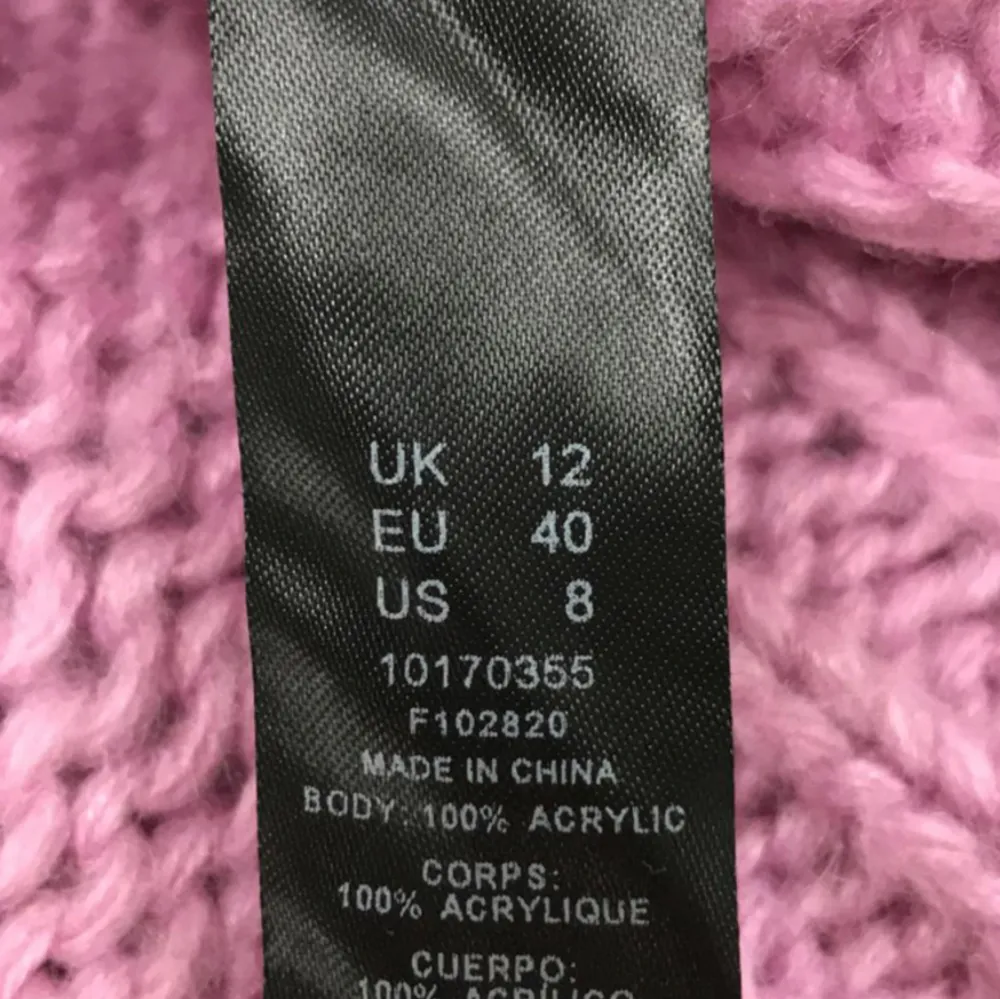 Säljer denna fina stickade tröjan ifrån asos då den tyvärr inte kommer till användning💕 den är i storlek 40 men skulle söga att den passar xs-l beroende på hur man vill att passformen ska va. Den är i bra skick🥰. Tröjor & Koftor.