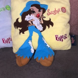 !Bratz kudde limited edition! - Oanvänd Bratz kudde från 2000-20012, dessa tillverkas inte längre och är original!  Nytvättade och oanvända! Hur snygga som helst som dekoration till ditt rum😍  (Kuddarna säljs separat)
