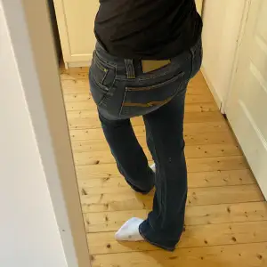 Låg midjade jeans från märket nudie jeans i storlek W28 L32. Dom är jätte snygga och inget fel alls, säljer pga att dom är försmå för mig 💞