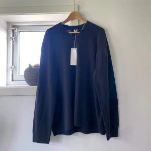 Mörkblå Cashmere tröja från Arket i storlek XL. Nypris 1690kr. 75% cashmere, 25% ull. 