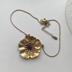 Vintage PILGRIM bedårande halsband guldpläterad lila samlarobjekt. gnistrande lila swarovski kristaller. kollektion från 2000 talet och svårt att finna second hand idag. 