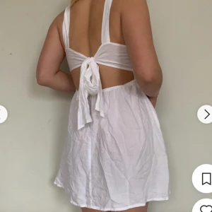  klänning  - En fin vit klänning från ASOS men en öppen rygg och knytning i ryggen!💕 (första bilden är inte min)