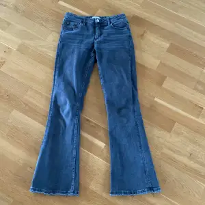 Jeans från Gina Tricot. Storlek 158🫶🏻 i bra skick säljer pga jag blivit korta. Skicka privat för mer bilder🫶🏻 bootcut.