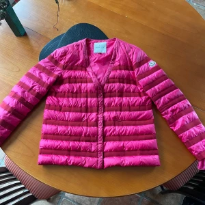 Moncler jacka - Vårig moncler dunjacka. Supersöt och annorlunda speciellt med de olika sätten man kan ställa in ärmarna. Ps det går att stoppa in volangerna också om man vill det. Den är i väldigt bra skick. Skriv för mer bilder eller frågor, pris kan diskuteras 💖🌸🌸