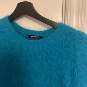 Blå fluffig tröja från Gina Tricot!  Super mysigt material! Säljs då den inte används. Inga tecken på användning💘